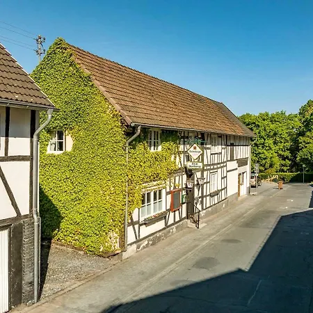 Landgasthof Zum Dorfkrug 여관 Schoneberg (Altenkirchen)